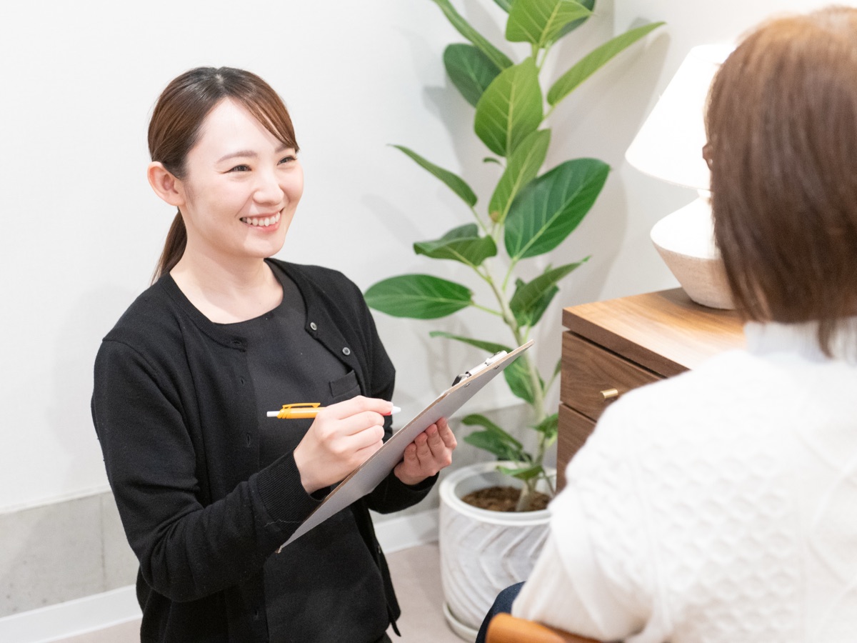 カウンセリングをもとにお肌の状態に合わせて施術している様子