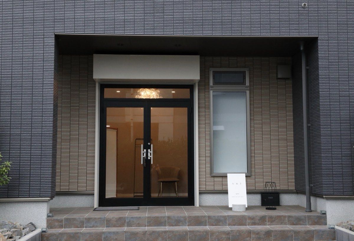 建物1階のガラス扉のエントランス